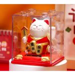 Манеки Неко в кимоно на солнечной батарейке Красный