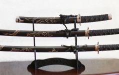 Набор из трёх самурайских мечей на подставке № 2