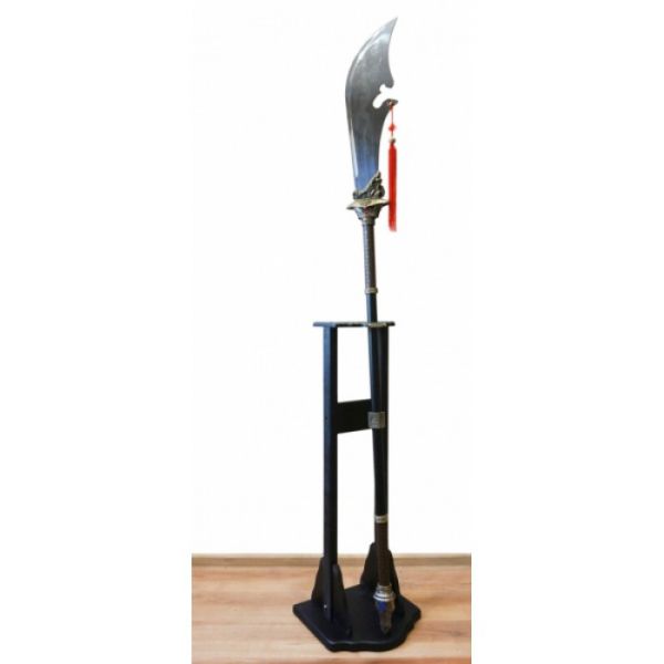 Алебарда на чорній дерев'яній підставці