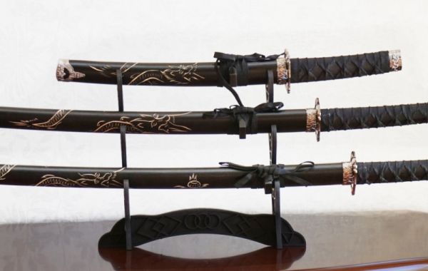 Набір з трьох самурайських мечів на підставці № 2