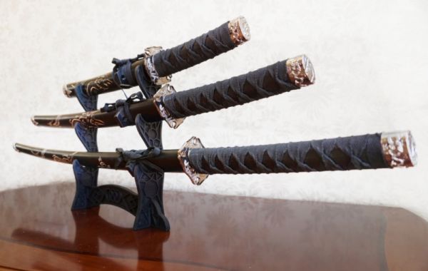 Набір з трьох самурайських мечів на підставці № 2