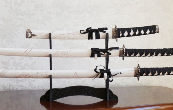 Набір з трьох самурайських мечів на підставці № 3