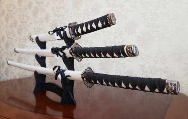 Набір з трьох самурайських мечів на підставці № 3