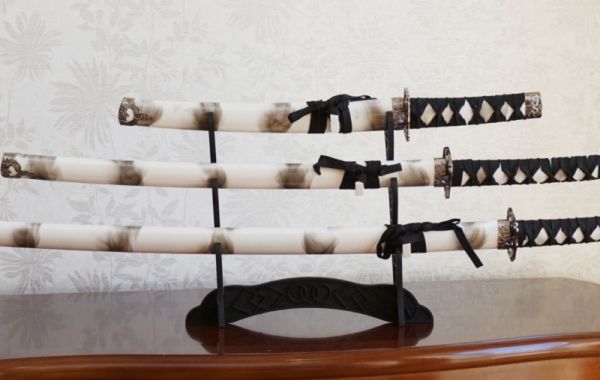 Набір з трьох самурайських мечів на підставці № 4