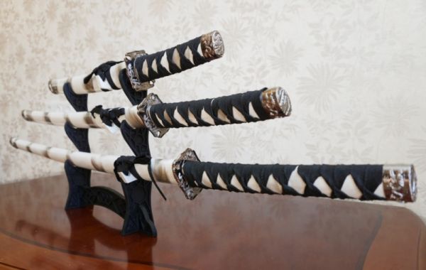 Набір з трьох самурайських мечів на підставці № 4