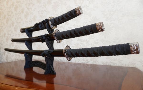 Набір з трьох самурайських мечів на підставці L = 100см. 78см. 54см