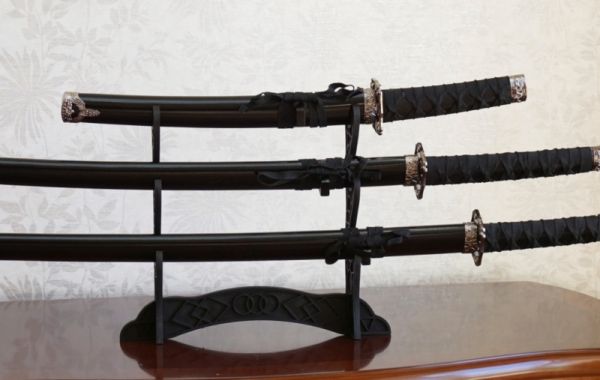 Набір з трьох самурайських мечів на підставці L = 100см. 78см. 54см